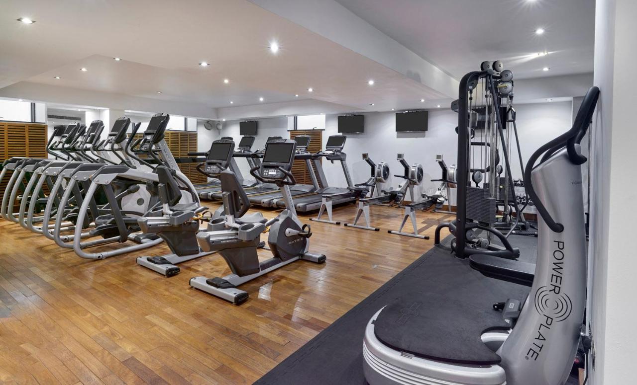 Hotel Leonardo Royal London St Paul’s Exterior foto Fitness equipment in a gym
