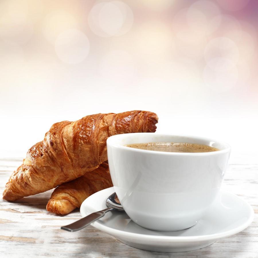 Hotel Leonardo Royal London St Paul’s Exterior foto Croissants and coffee