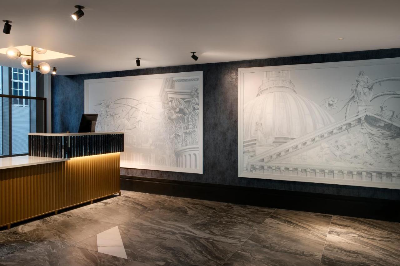 Hotel Leonardo Royal London St Paul’s Exterior foto Reception desk