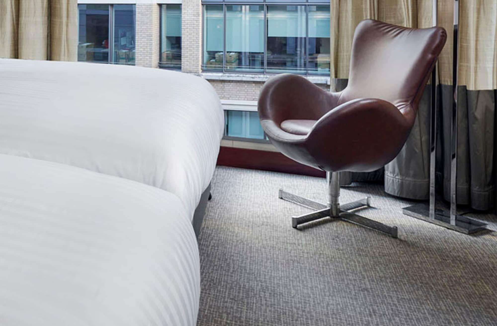 Hotel Leonardo Royal London St Paul’s Exterior foto A chair in a hotel room
