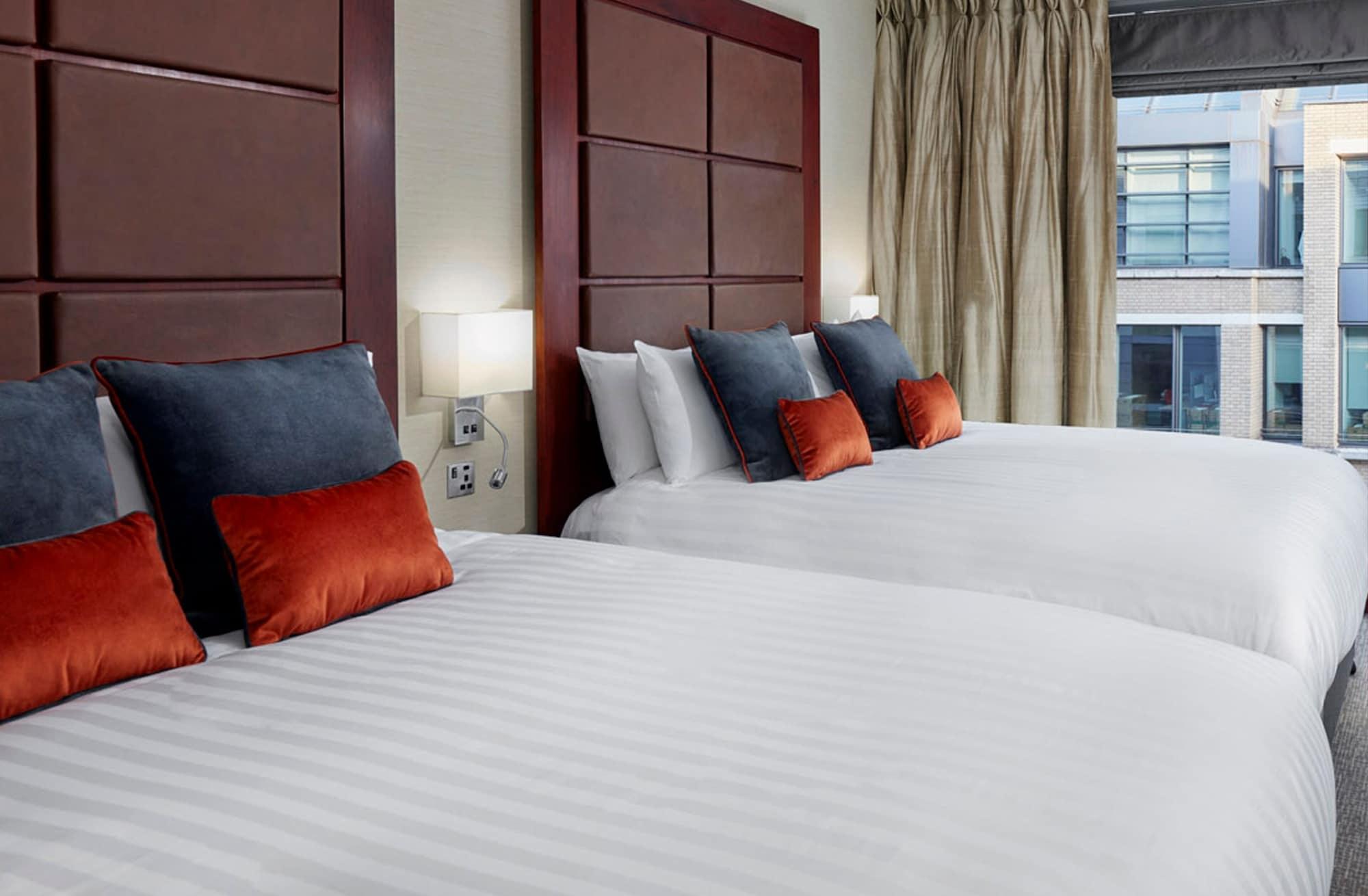 Hotel Leonardo Royal London St Paul’s Exterior foto Two beds in a hotel room
