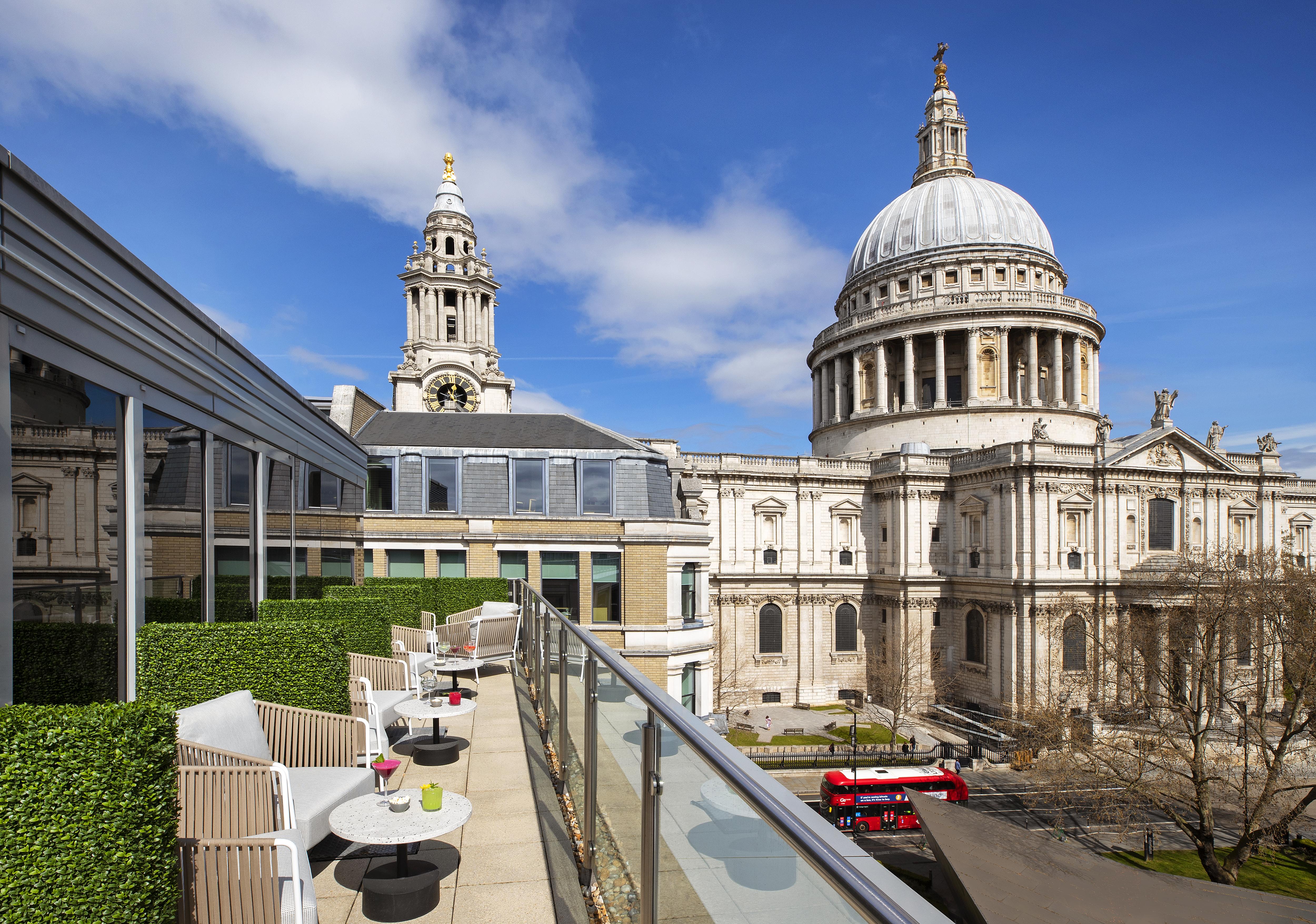 Hotel Leonardo Royal London St Paul’s Exterior foto The view of the St Paul's Cathedral from the balcony of the hotel