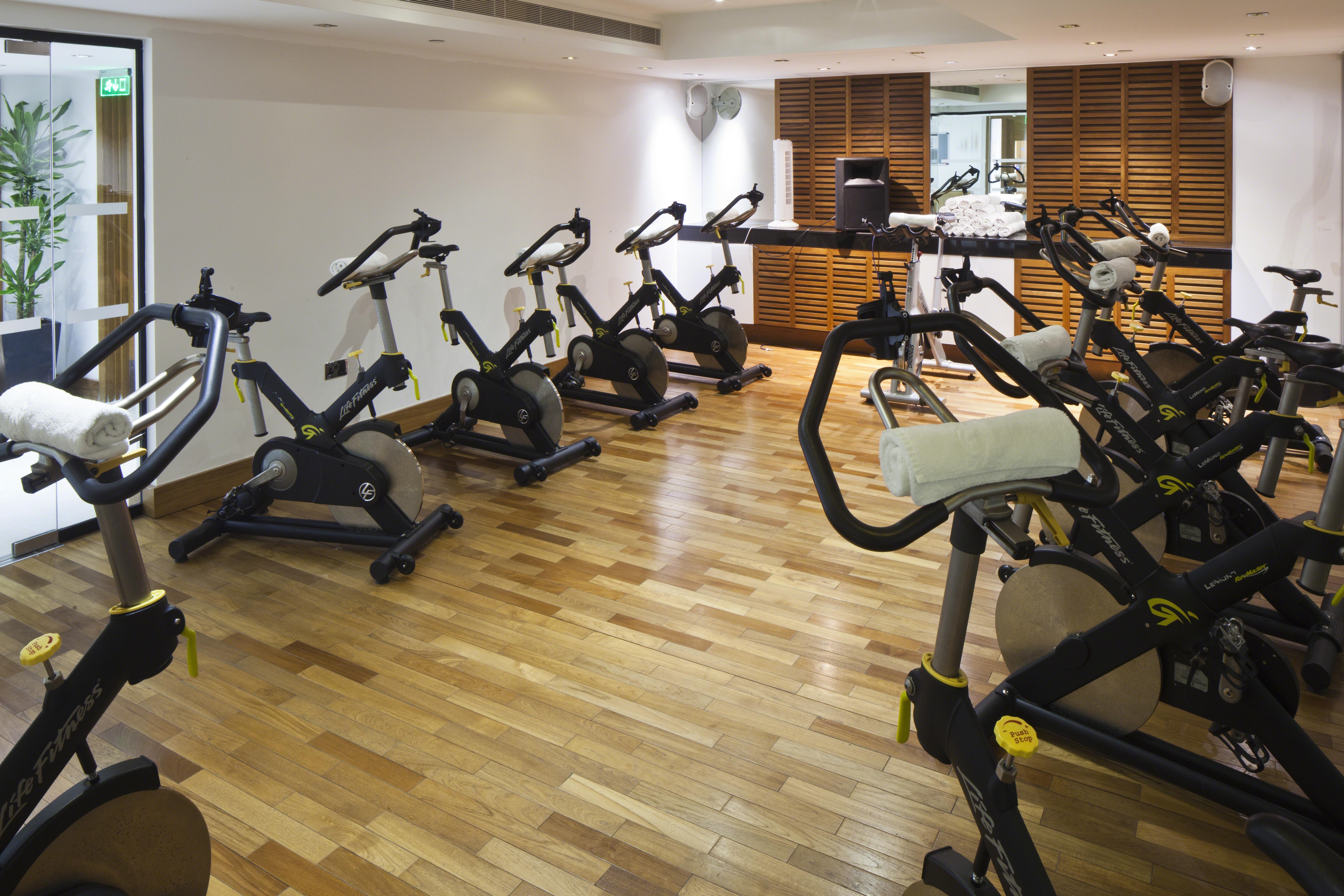 Hotel Leonardo Royal London St Paul’s Exterior foto Spin bikes in a gym
