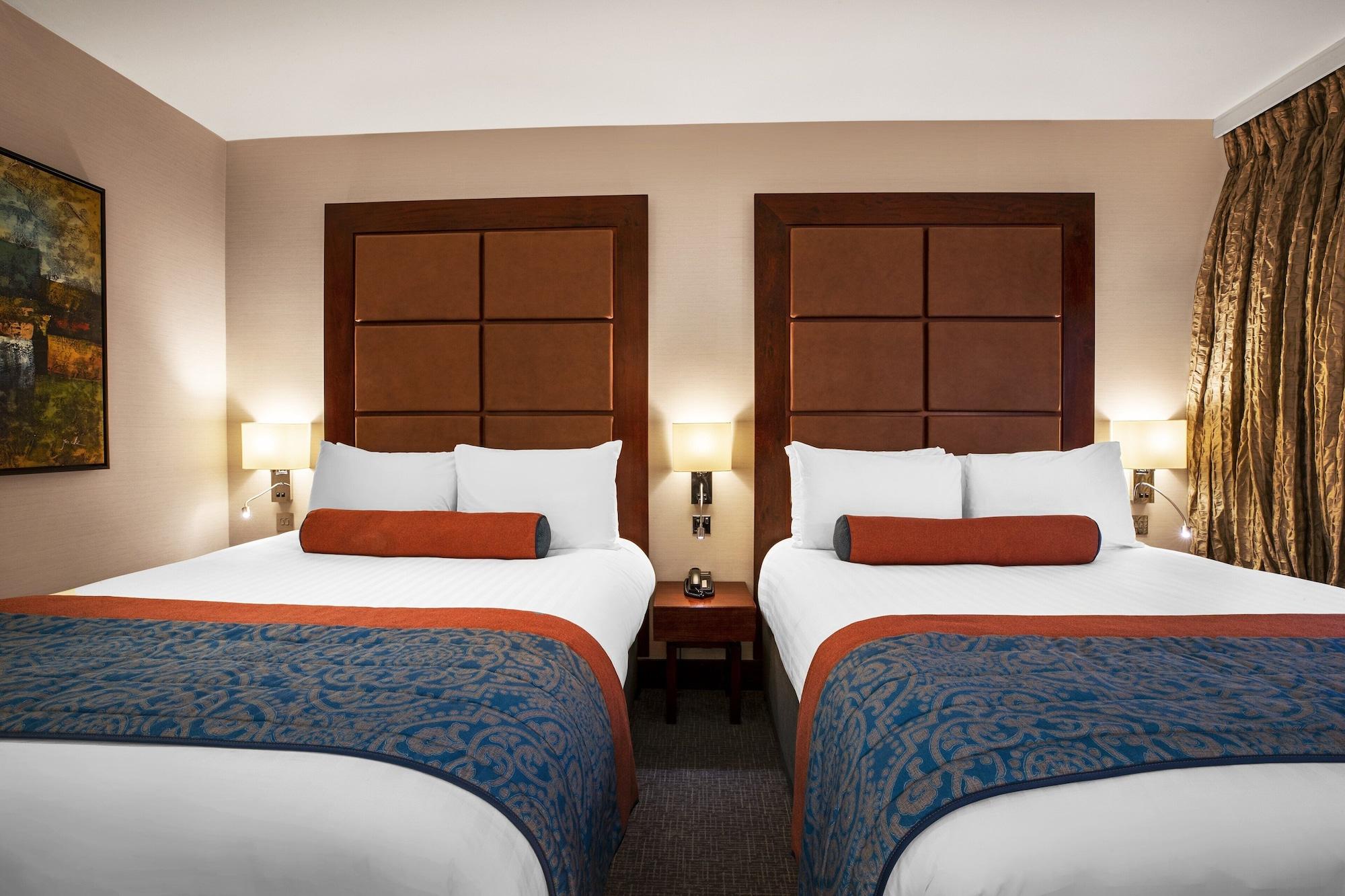Hotel Leonardo Royal London St Paul’s Exterior foto Two beds in a hotel room